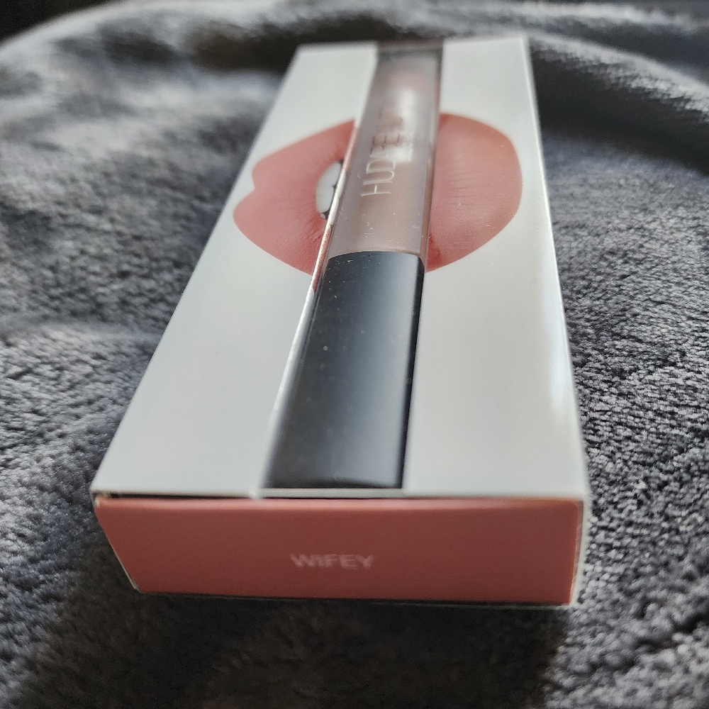 Huda Beauty Liquid Lipstick "Wifey" - Picture 2 of 4